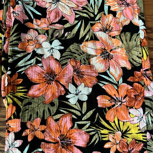 Billabong. Heart Beats Black Tropical Print Wide-Leg Pants. Size:Small - Picture 5 of 6